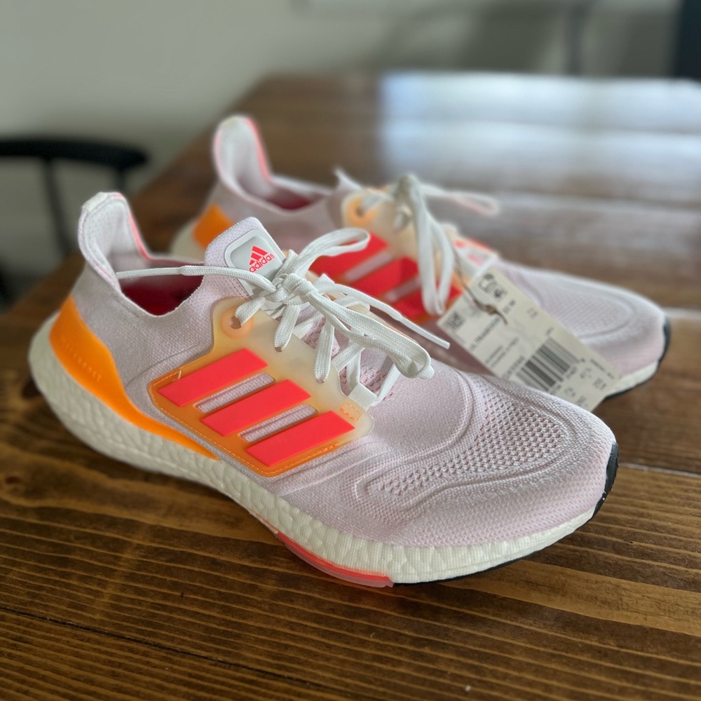 Womens Adidas Ultraboost 22 size 9